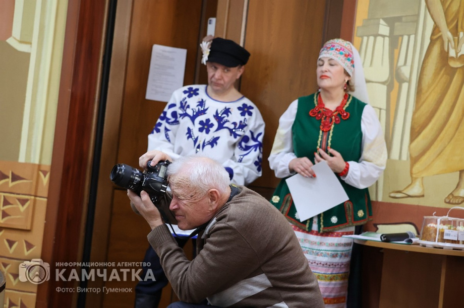 Праздничная программа «Единством сильны!» (фоторепортаж из библиотеки им. С.П. Крашенинникова). Фото: ИА «Камчатка» \ Виктор Гуменюк. Фотография 33
