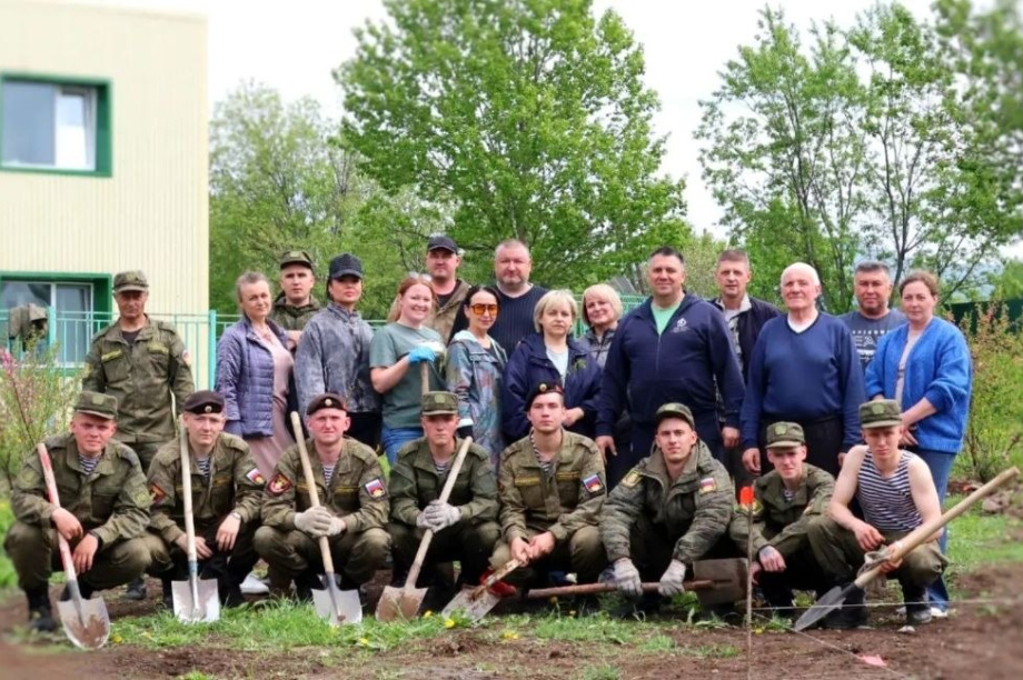 В Коряках высадили 15 сакур — скоро здесь откроют новый парк. Фото: Дума Елизовского района. Фотография 8