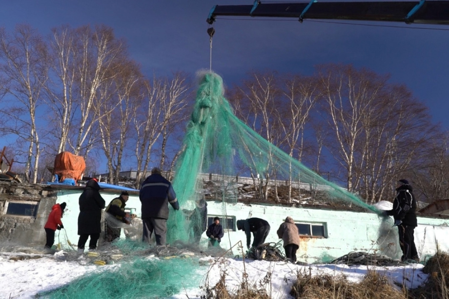  Сделать все для победы: сотрудники Городской Думы обрабатывают сети для бойцов. Фото: Городская Дума