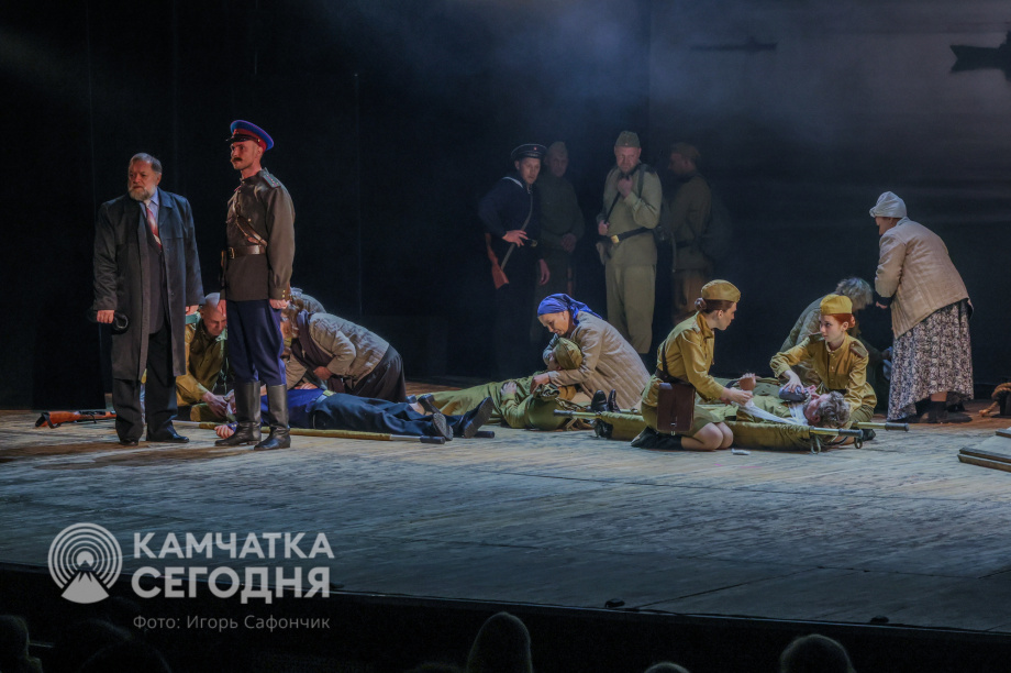 Спектакль «Баллада о Курильском десанте» стал финальный аккордом в череде памятных мероприятий к 80-летию Победы (фоторепортаж). . Фотография 29