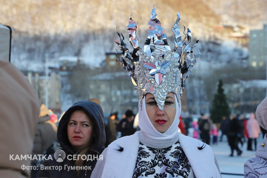 Новогодние огни зажгли на главной елке Камчатки. Фоторепортаж. Фото: Виктор Гуменюк. Фотография 37