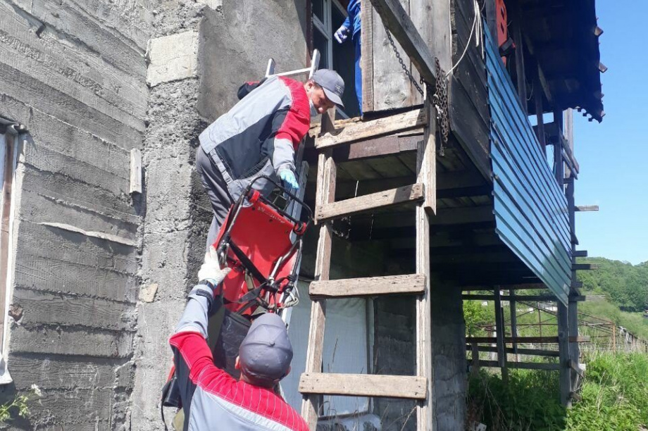 Помощь спасателей понадобилась медикам, чтобы спустить больного со второго этажа. Фото: КГКУ «ЦОД». Фотография 1