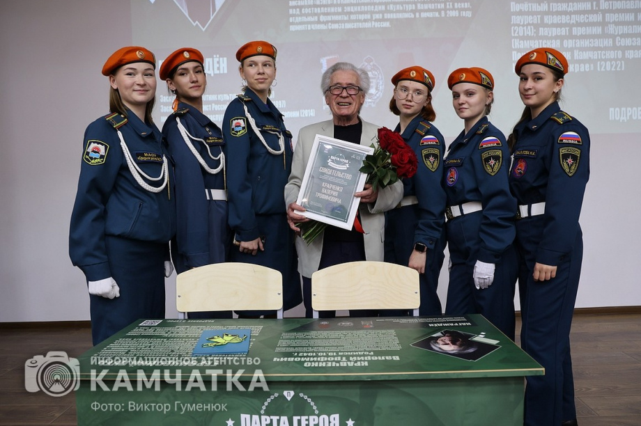 «Парту Героя» открыли сегодня в школе Петропавловска. фото: Виктор Гуменюк. Фотография 32