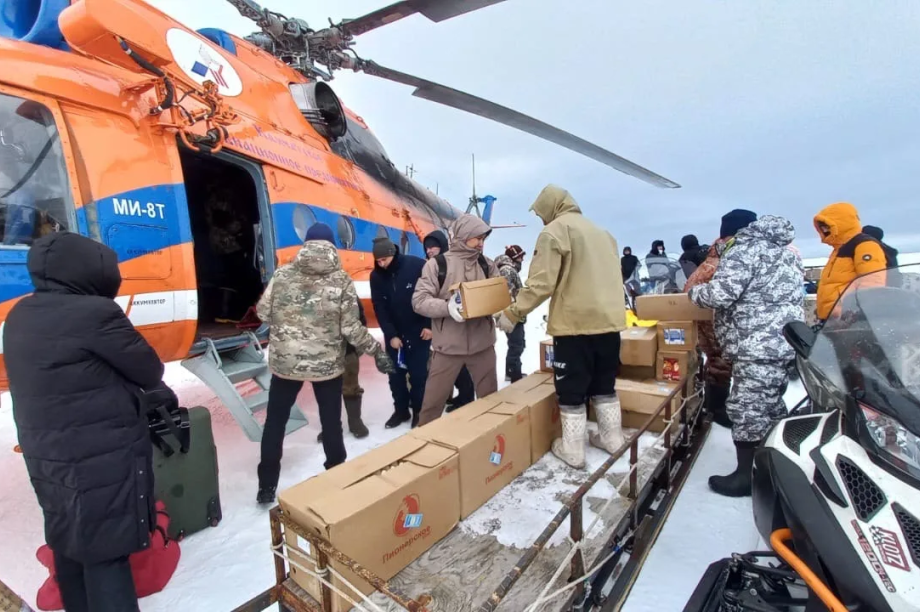 Вертолёт доставил 400 кг продуктов в отдалённое село Апука на Камчатке. Фото: Министерство по внутренней политике и развитию Корякского округа Камчатского края. Фотография 2