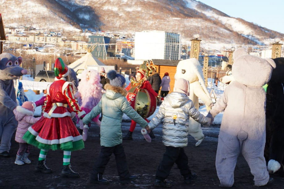 В центре Петропавловска-Камчатского открылась Резиденция Деда Мороза и фуд-корты. . Фотография 1