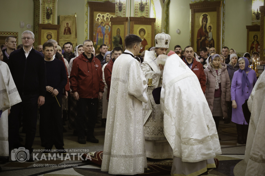 Рождественская служба в соборе Святой Троицы на Камчатке (фоторепортаж). Фото: «Камчатка Сегодня» \ Игорь Сафончик. Фотография 54