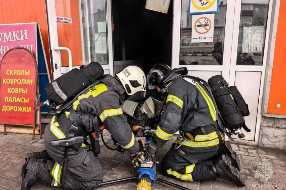 Пожар на торговой базе в Петропавловске: что известно к этому часу. Фото. . Фотография 5