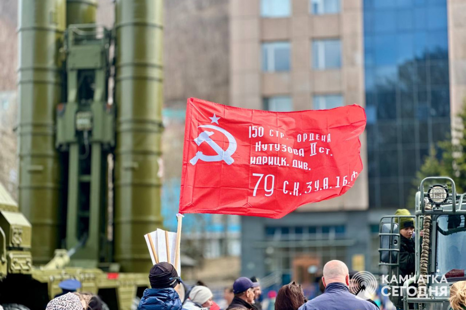 Отметить День Победы в центр Петропавловска-Камчатского пришли тысячи горожан. . Фотография 23