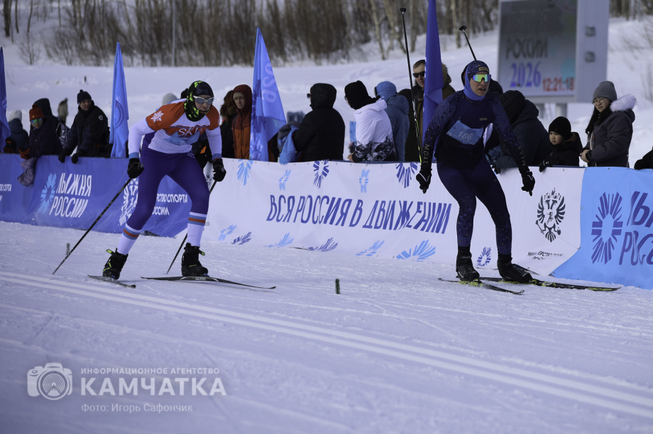 Лыжня России 2026 на Камчатке: полторы тысячи участников объединились на старте. Фото: «Камчатка Сегодня» \ Игорь Сафончик. Фотография 64