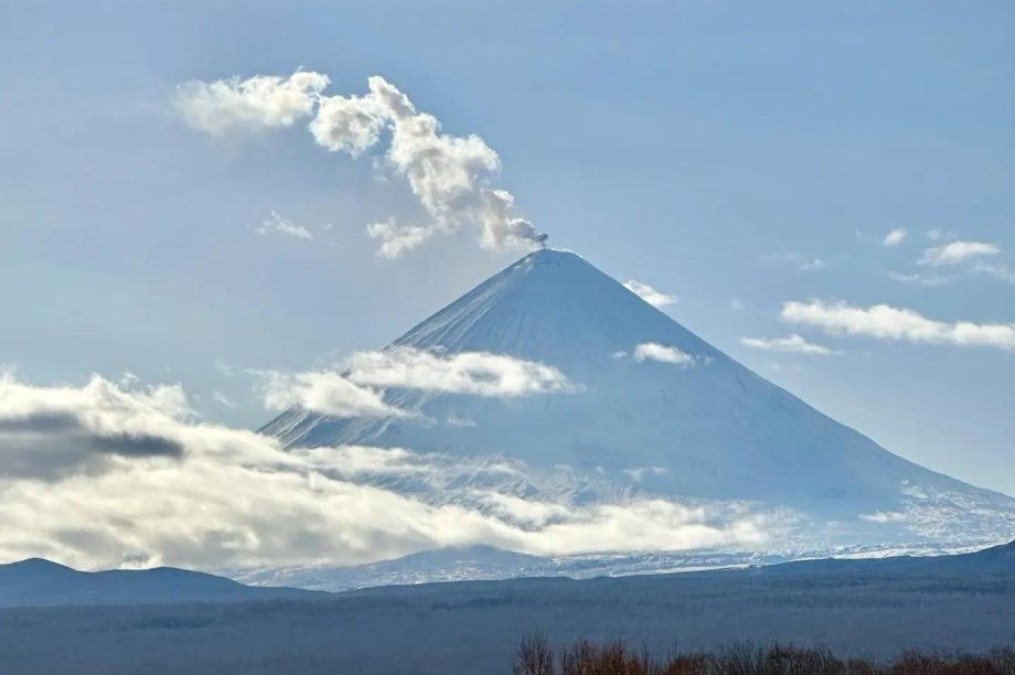 Ключевской вулкан на Камчатке выбросил пепел на высоту 6 км. 