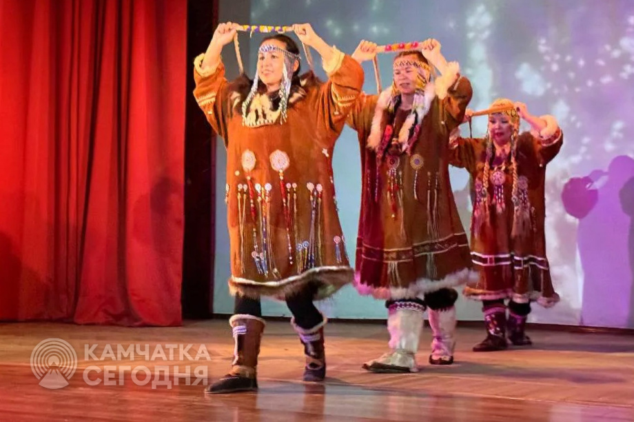 Каюров «Берингии-2026» встретили на берегу реки Палана песнями и горячим чаем. Фото: Юлия Воронова. Фотография 3