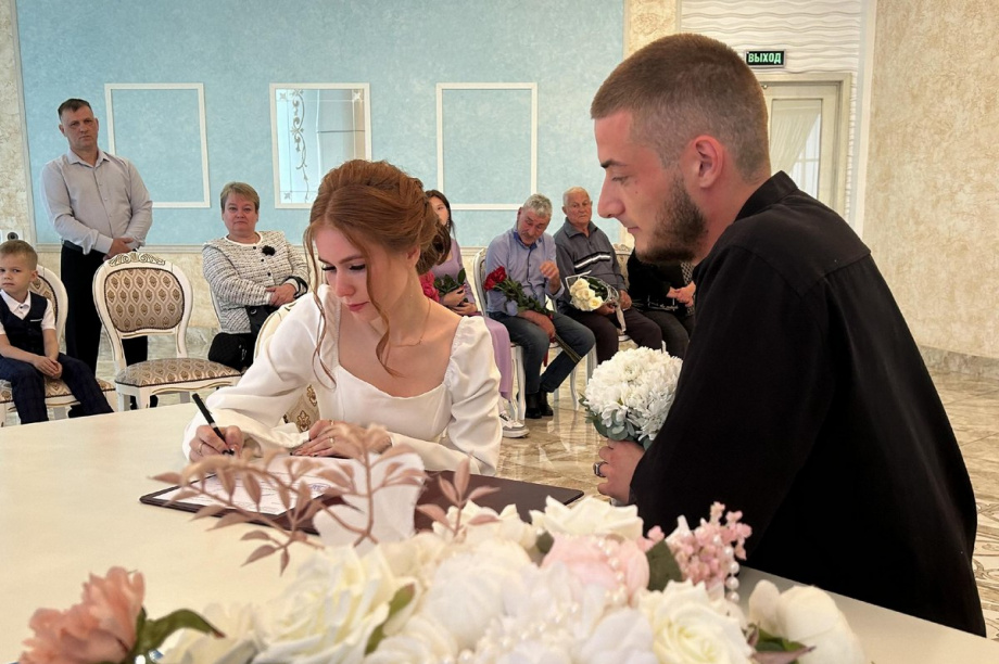 20 пар сыграли свадьбы в красивую дату 24.08.2024 на Камчатке. Фото: t.me/zagskam. Фотография 2