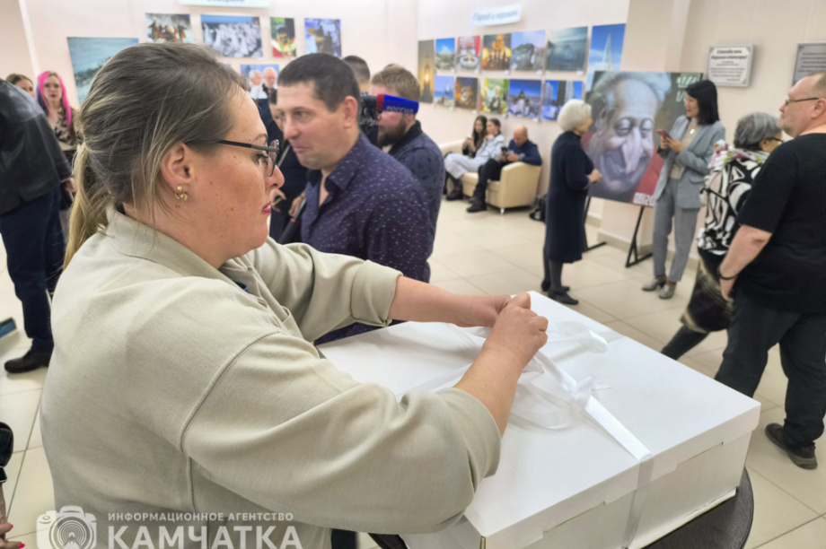 Известный камчатский фотограф Игорь Вайнштейн отметил свой 90-летний юбилей открытием выставки. Фото: ИА «Камчатка» \ Игорь Сафончик. Фотография 41