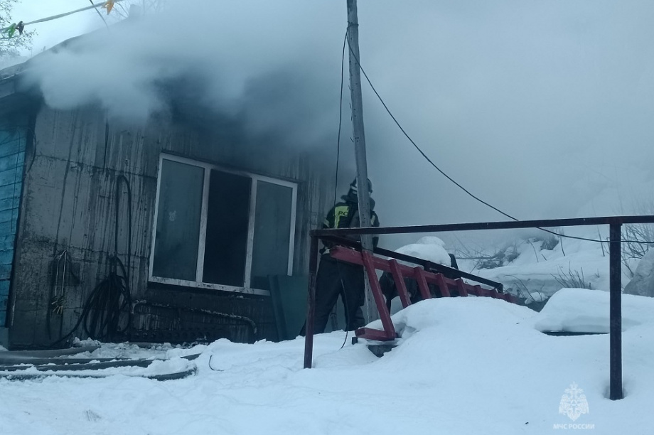 В горящем доме в столице Камчатки пожарные нашли тело человека. Фото: ГУ МЧС России по Камчатскому краю. Фотография 2
