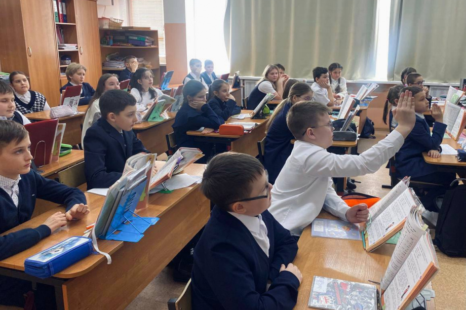Камчатские ветераны СВО и координаторы фонда «Защитники Отечества» проводят уроки мужества в школах. Фото: t.me/zachitnikikamchatka. Фотография 2