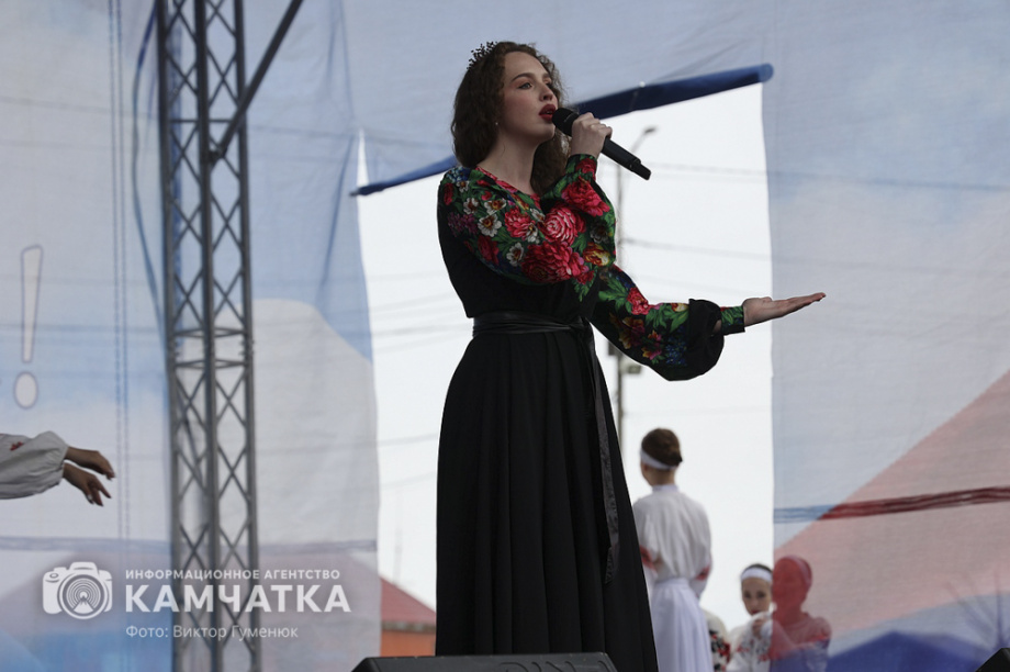 День России отметили на Камчатке многонационально, с митингом, концертом и детскими забавами. . Фотография 11