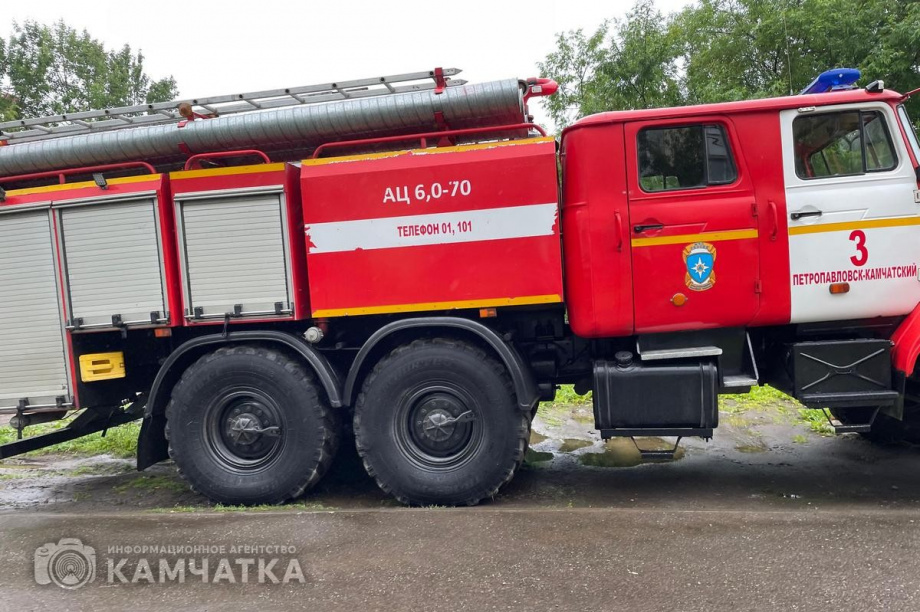 Учения МЧС: На сцене Камчатского дворца детского творчества возник пожар. Фото: Олеся Сурина, Игорь Ходжер. Фотография 2
