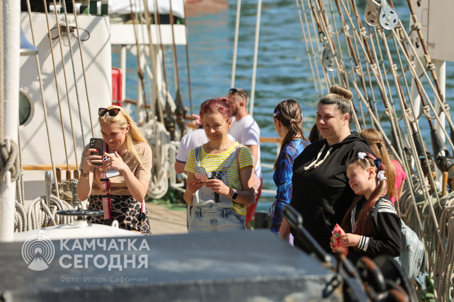 Парусник «Надежда» пригласил на борт жителей Петропавловска-Камчатского. Фото: ИА «Камчатка» \ Игорь Сафончик. Фотография 17