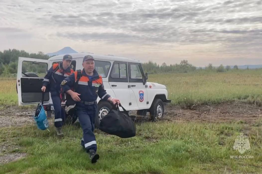 Камчатские спасатели ищут двух мужчин и 15-летнего подростка с помощью авиации. Фото: t.me/mchskam41. Фотография 2