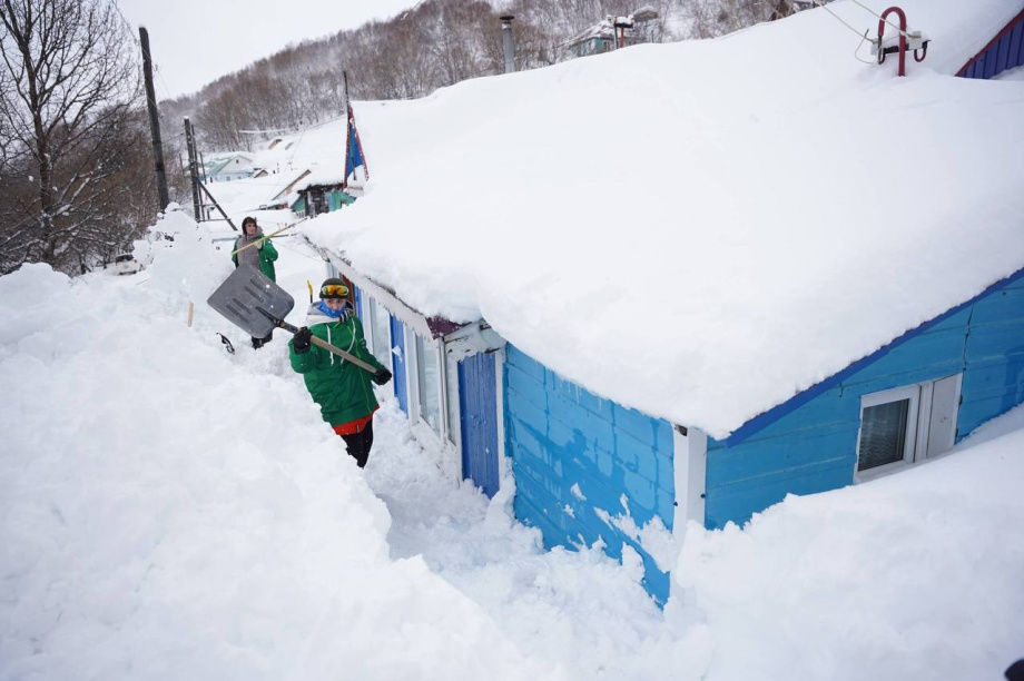 Тёплая помощь в снежном хаосе: камчатская молодежь взяла на себя заботу о самых уязвимых. Фото: kamgov.ru. Фотография 4