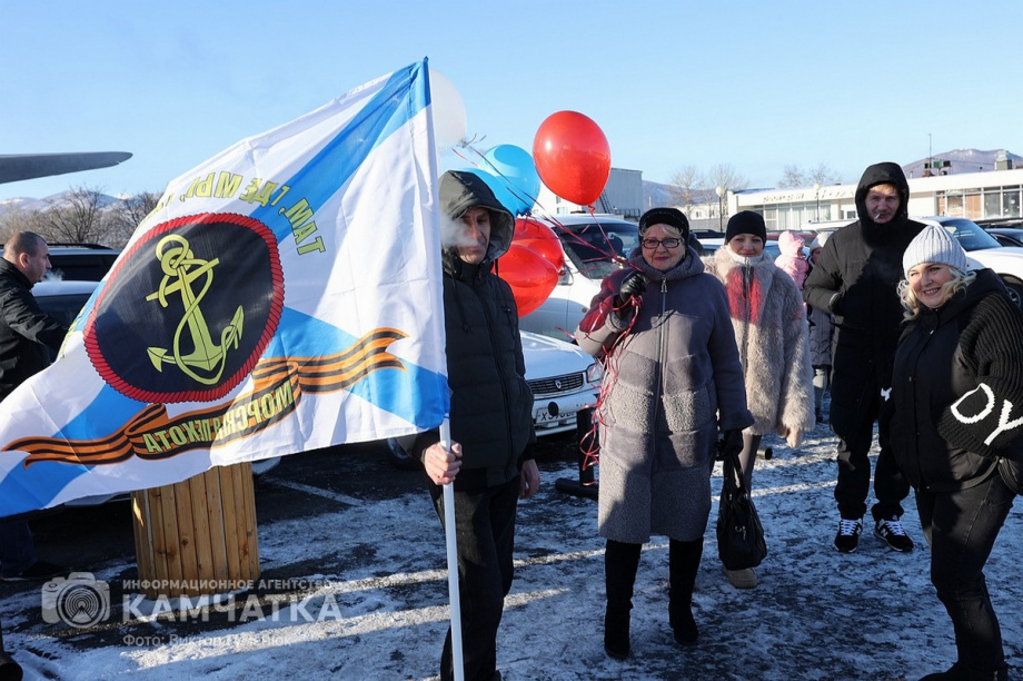 Это радость со слезами на глазах — самолёт с мобилизованными бойцами СВО прилетел на Камчатку. Фото: Виктор Гуменюк . Фотография 10