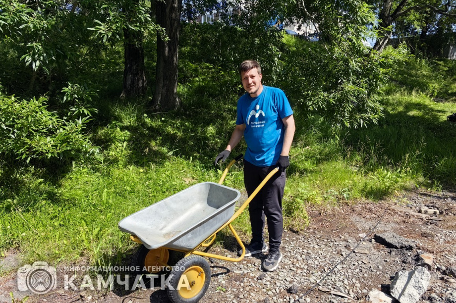 Молодежный субботник прошел в детском парке Петропавловска. фото: ИА "Камчатка". Фотография 16