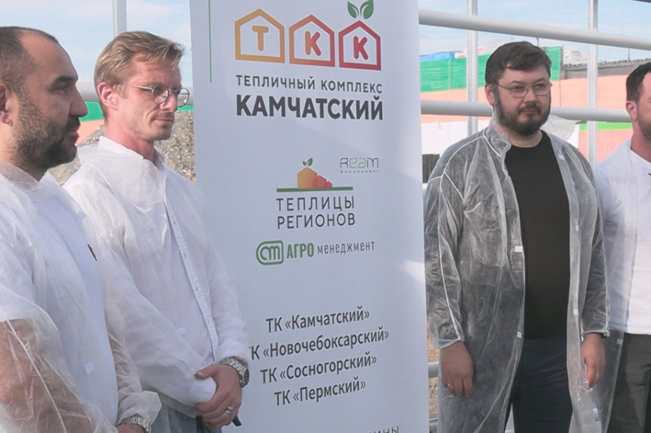 «Первый урожай уже в этом году» — Евгений Чекин на тестовом посеве в тепличном комплексе «Камчатский». Фото: kamgov.ru. Фотография 4