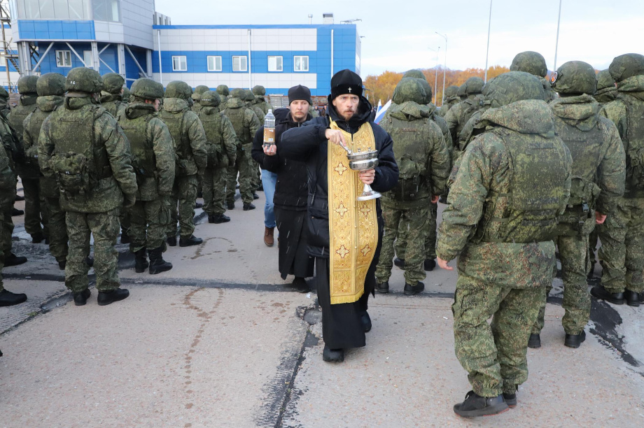 Мобилизованных жителей Камчатки торжественно проводили к месту несения службы. Фото: Виктор Гуменюк. Фотография 30