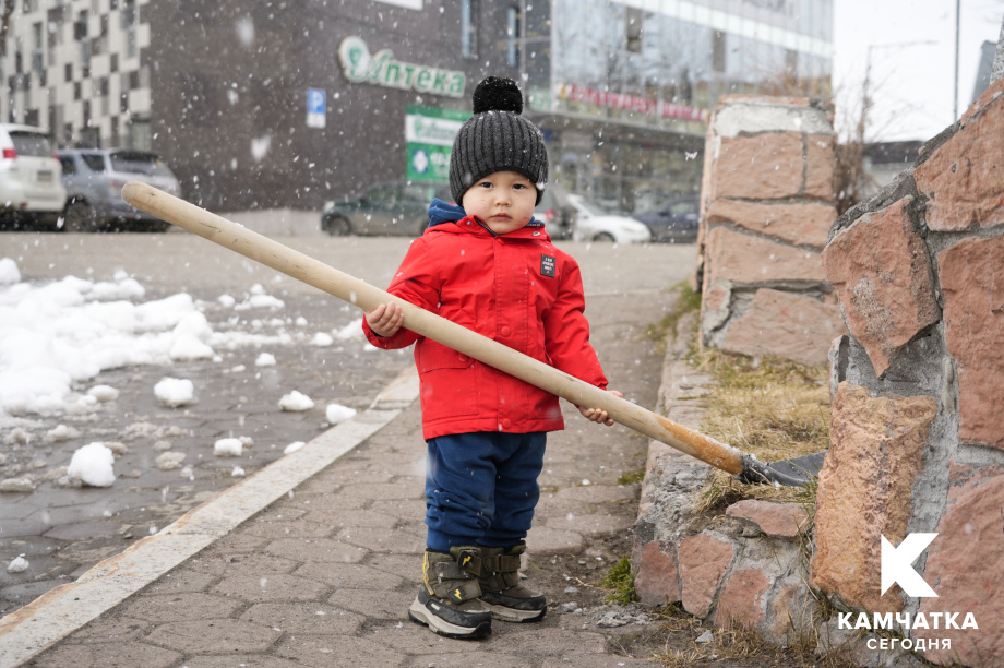 Четвёртый весенний субботник прошёл в Петропавловске-Камчатском. ИА Камчатка. Фотография 6
