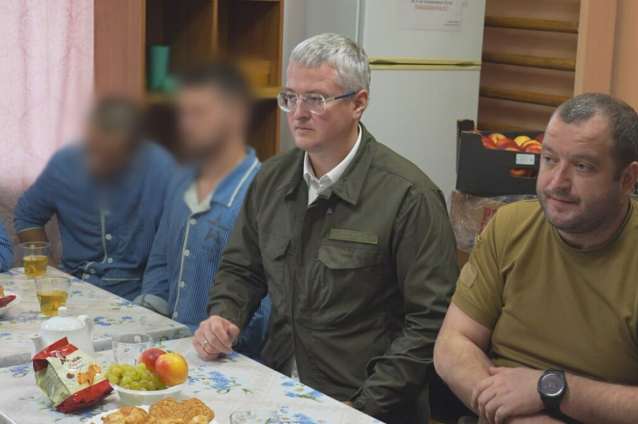 Губернатор Солодов навестил камчатских бойцов 40-й бригады морской пехоты. kamgov.ru. Фотография 2