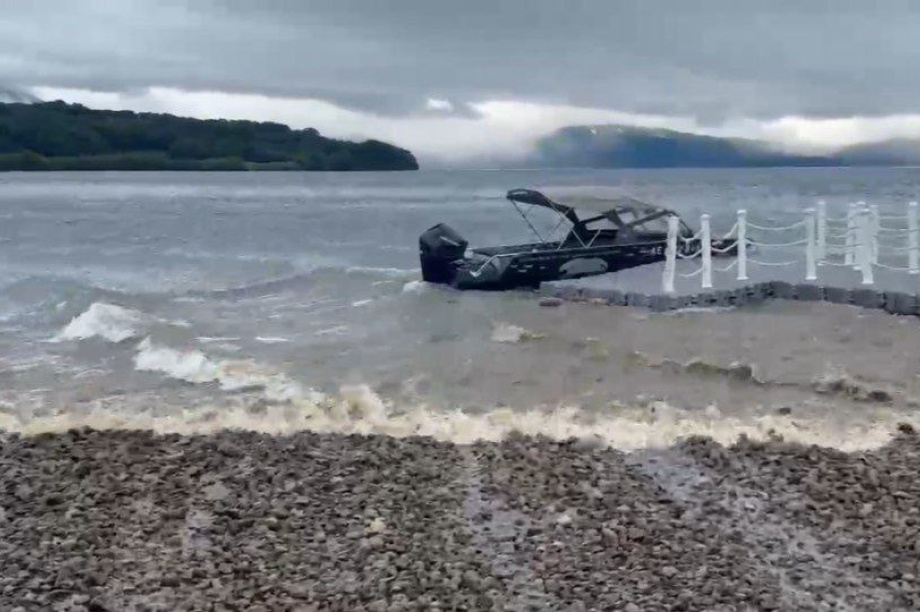 На Курильском озере произошло цунами . . Фотография 1