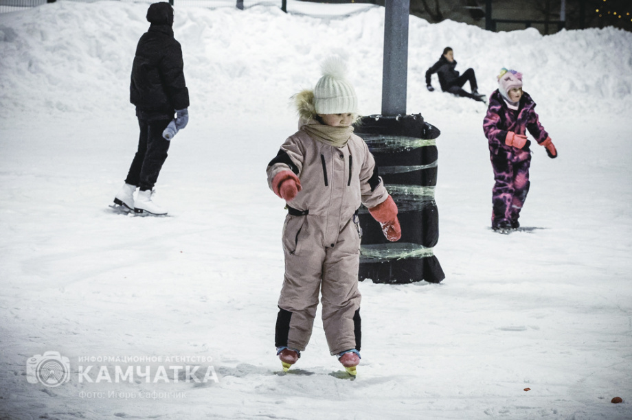 В столице Камчатки открылись катки (фоторепортаж). Фото: «Камчатка Сегодня» \ Игорь Сафончик. Фотография 15
