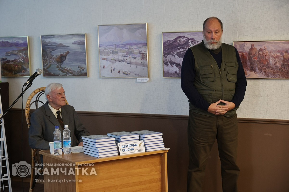 Камчатский журналист и писатель Михаил Жилин представил новую книгу. Фото: ИА «Камчатка» \ Виктор Гуменюк. Фотография 23