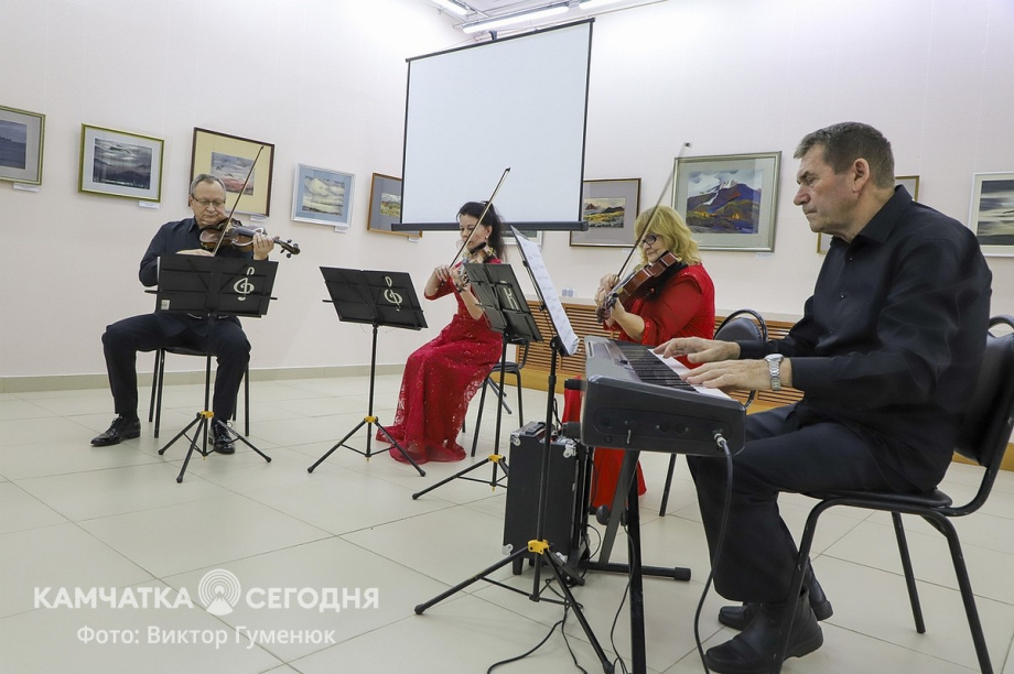 Открытие персональной юбилейной выставки Виталия Шохина «Мой вернисаж» на Камчатке. Фоторепортаж. Фото: Виктор Гуменюк\ИА "Камчатка". Фотография 25