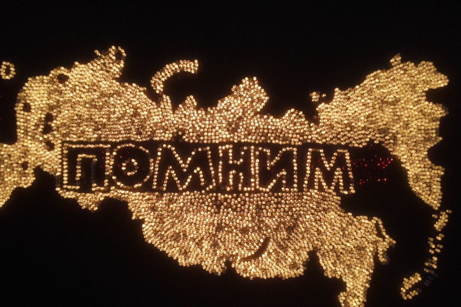 На Камчатке из семи с половиной тысяч свечей выложили «Огненную картину войны». Фото: kamgov.ru. Фотография 11