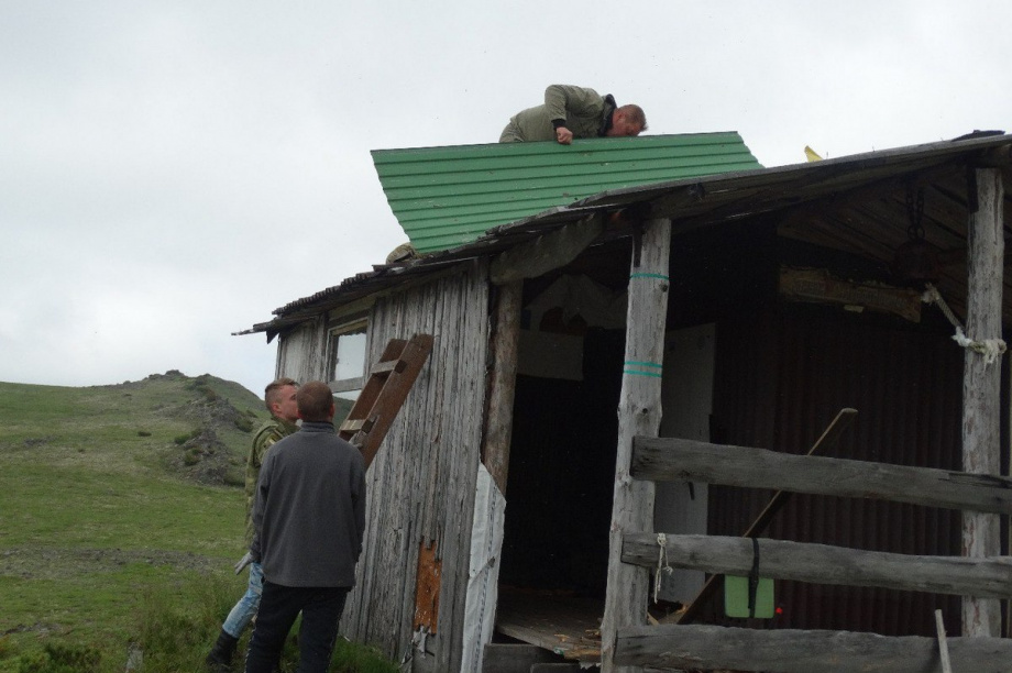 Волонтёры отремонтировали домик в Каньоне сноубордистов на Камчатке. Фото: t.me/vulcanikamchatki. Фотография 1