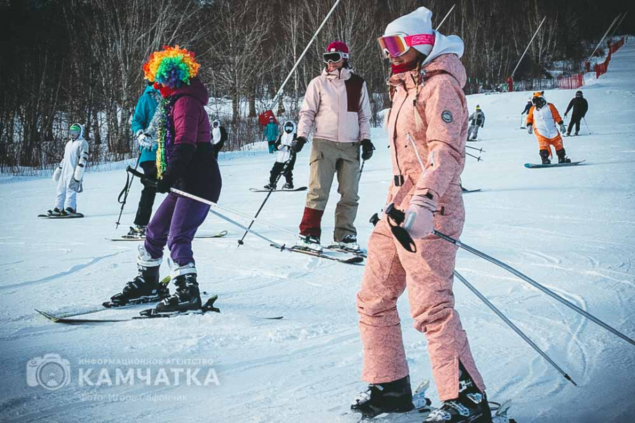Горнолыжники устроили карнавальный заезд на «Морозке» в Елизово. Фото: ИА «Камчатка». Фотография 22