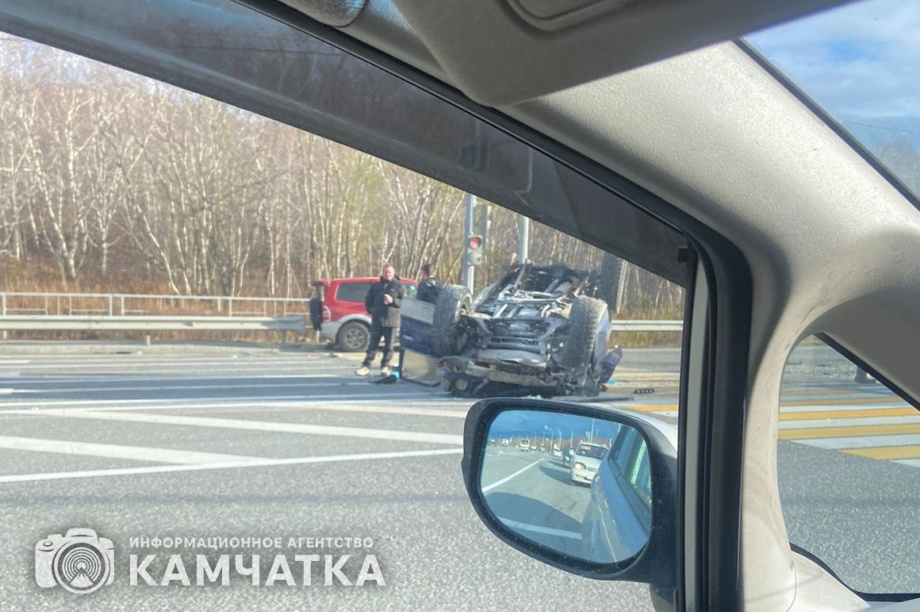 Серьезное ДТП с «перевертышем» произошло утром в Петропавловске. фото: ИА "Камчатка". Фотография 2