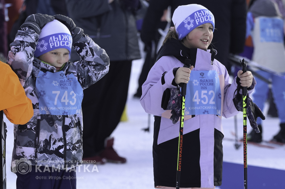 Лыжня России 2026 на Камчатке: полторы тысячи участников объединились на старте. Фото: «Камчатка Сегодня» \ Игорь Сафончик. Фотография 56