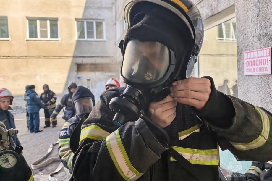 Пожарные тренировались спасать пациентов из горящего психоинтерната в Елизово. Фото: ГУ МЧС России по Камчатскому краю. Фотография 4