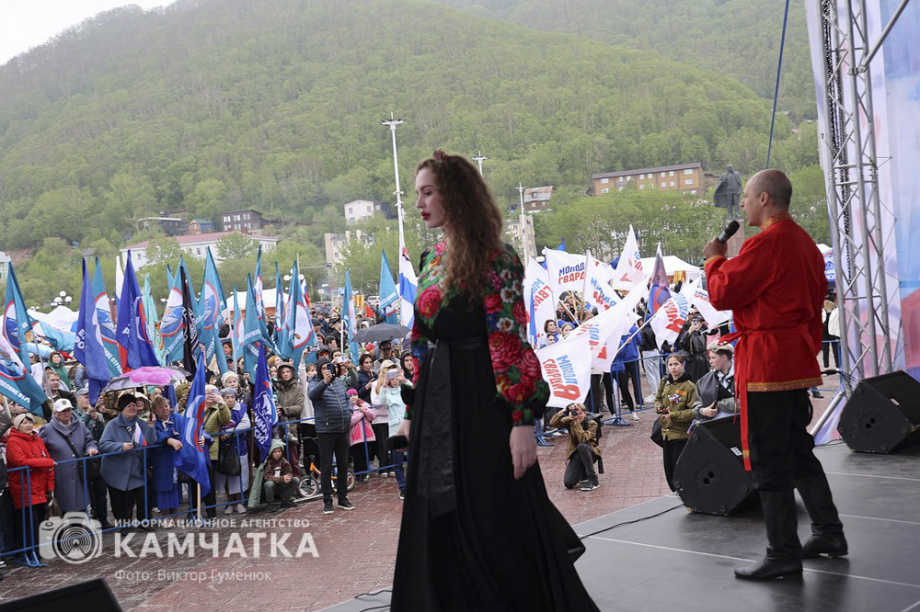 День России отметили на Камчатке многонационально, с митингом, концертом и детскими забавами. . Фотография 13