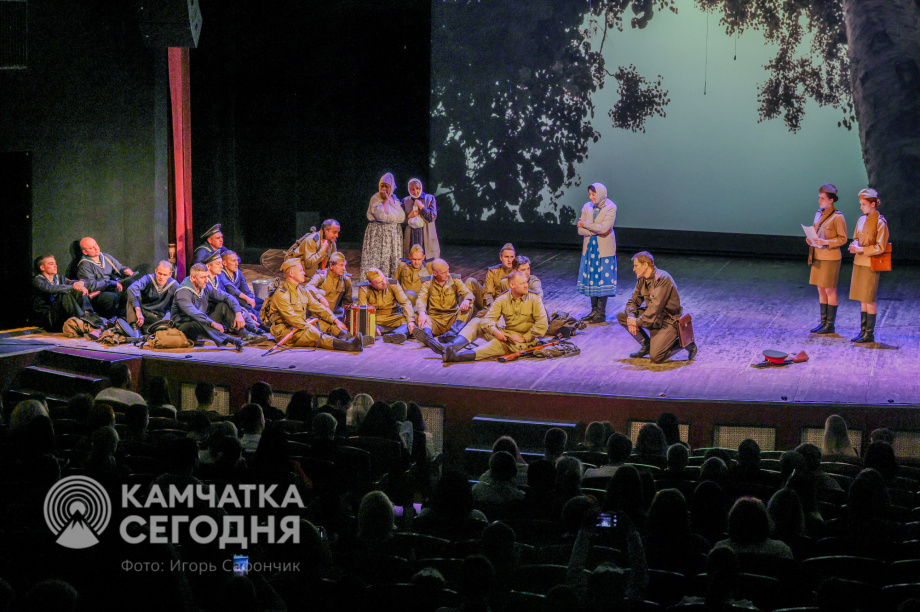 Спектакль «Баллада о Курильском десанте» стал финальный аккордом в череде памятных мероприятий к 80-летию Победы (фоторепортаж). . Фотография 11
