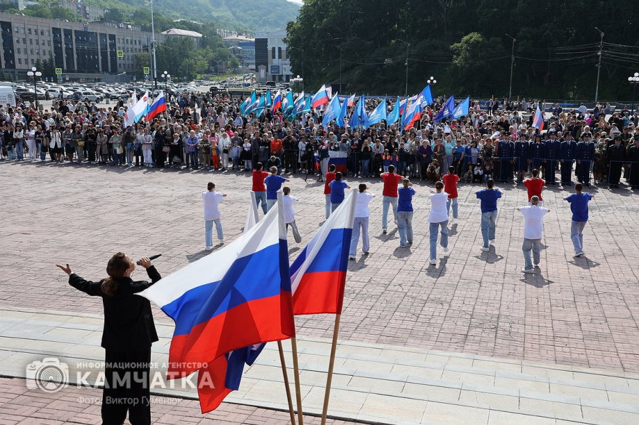 Триколор на главной площади Петропавловска-Камчатского - главный герой и триумфатор  . Фото: ИА «Камчатка» \ Виктор Гуменюк. Фотография 42