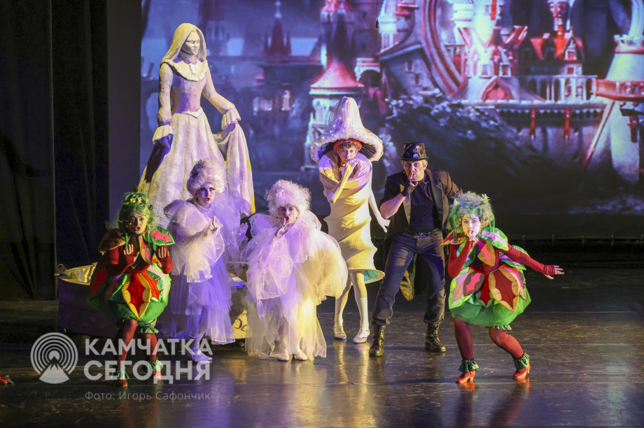 Пятьсот детей побывали на Губернаторской ёлке на Камчатке. Фото: ИА «Камчатка»/Игорь Сафончик. Фотография 63