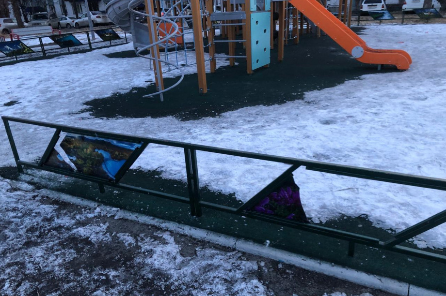 Юные вандалы, смеясь, крушили детскую площадку в Елизово. Фото: Администрация ЕМР. Фотография 2
