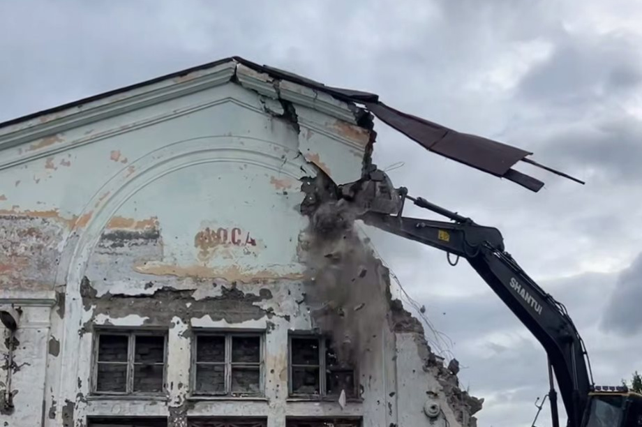 В Елизово снесли заброшенный и аварийный ДОСА. Фото : тг. Солодов. Камчатка. Фотография 3