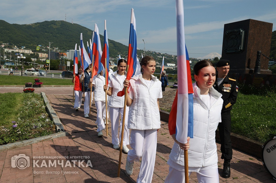 Триколор на главной площади Петропавловска-Камчатского - главный герой и триумфатор  . Фото: ИА «Камчатка» \ Виктор Гуменюк. Фотография 3
