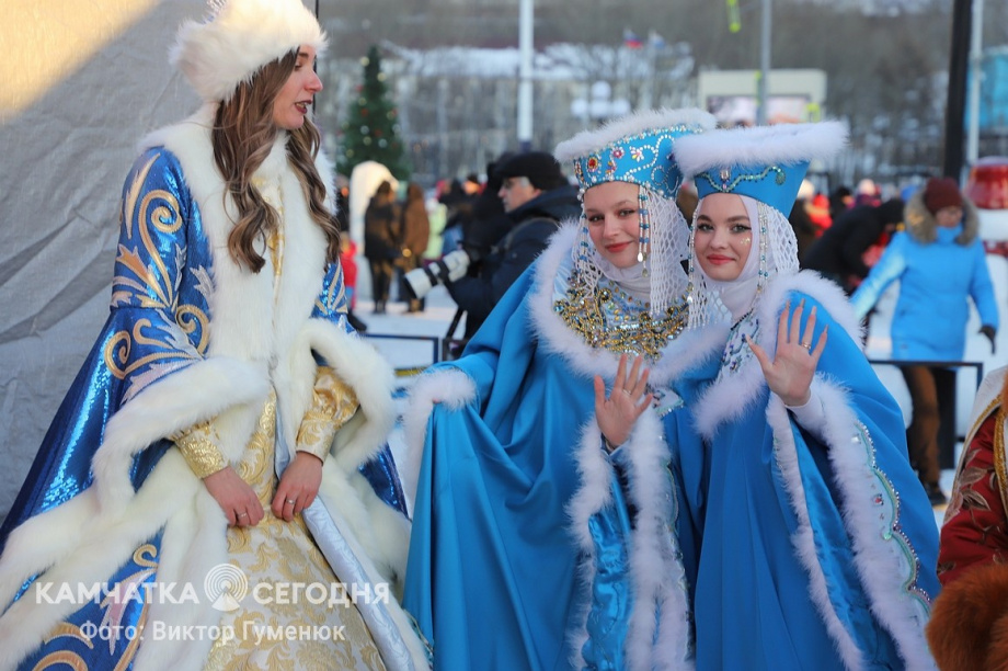 Новогодние огни зажгли на главной елке Камчатки. Фоторепортаж. Фото: Виктор Гуменюк. Фотография 4