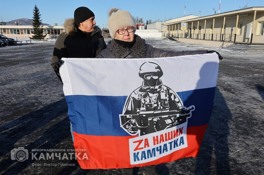 Это радость со слезами на глазах — самолёт с мобилизованными бойцами СВО прилетел на Камчатку. Фото: Виктор Гуменюк . Фотография 3
