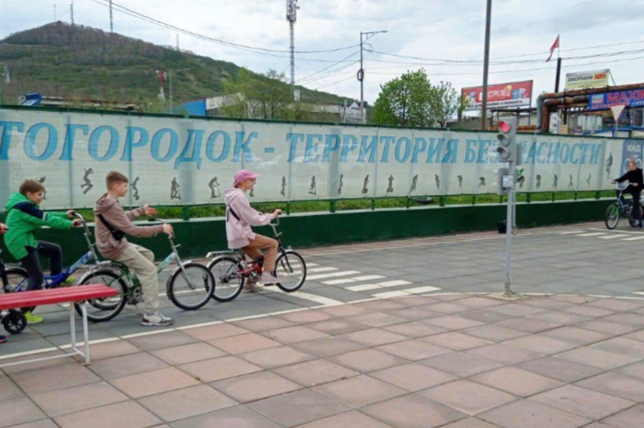 Воспитанники пришкольных лагерей изучают ПДД в «Автогородке» в Петропавловске-Камчатском,. Фото: Управление образования ПКГО. Фотография 3